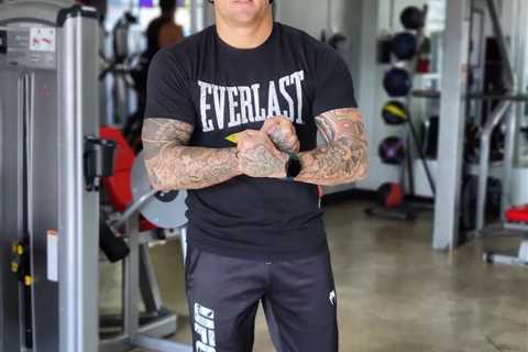 ‘Bulking SZN’ – UFC star Dustin Poirier hints at going up in weight divisions and looks hench while ..