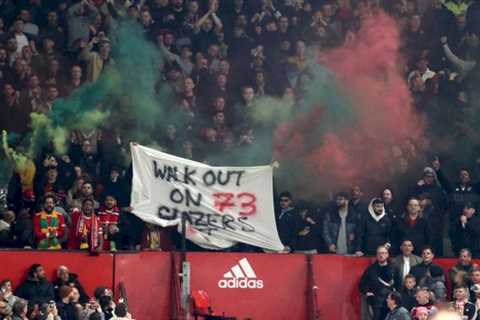 Man Utd fans get embarrassing response after holding up banner demanding fans walk out