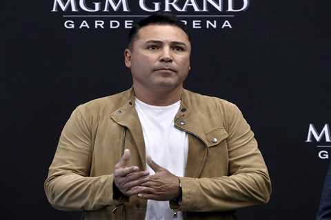 ‘Dumbest move in boxing history’ – Oscar De La Hoya slams Canelo Alvarez’s team for taking Dmitry..