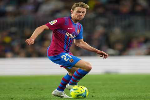 Man Utd transfer target Frenkie de Jong ‘says goodbye to Barcelona fans’ with summer move on the..
