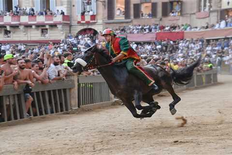 ‘World’s most insane horse race’ featured in James Bond sees jockeys risk life & limb racing..