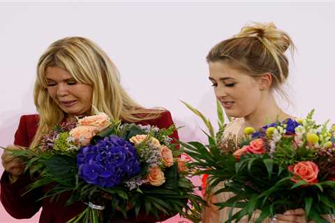 Michael Schumacher’s wife Corinna breaks down in tears on stage as F1 legend is honoured in an..