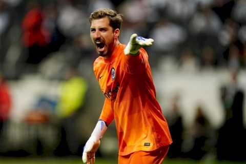 Kevin Trapp turns down Manchester United offer to stay at Eintracht Frankfurt