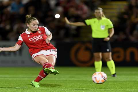 Arsenal 2 Ajax 2: Leuchter’s strike sees the Gunners held to a draw in Champions League qualifier..