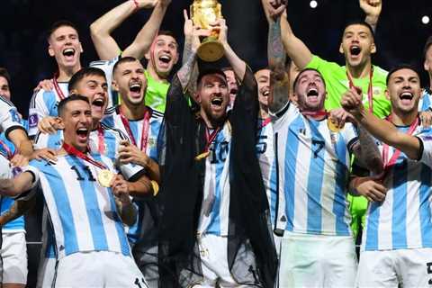 Lionel Messi receives strange £800k offer for controversial bisht from World Cup lift | Football |..