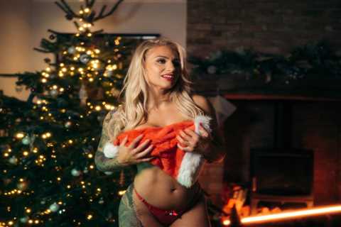 Elle Brooke looks sensational in slinky lingerie and sexy Santa outfit as OnlyFans star sends..
