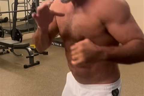 Oscar De La Hoya stuns fans with shredded abs aged 49 as he takes part in Christmas Day sparring..
