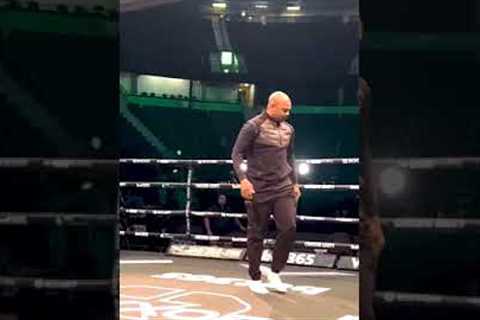 Roy Jones Jr has still got it 🤩