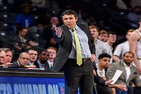 Josh Pastner issues an apology to Georgia Tech fans amid the first-half performance