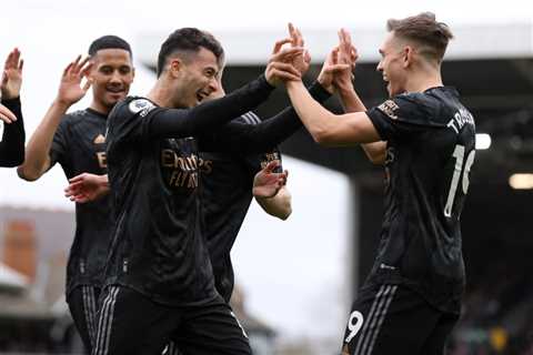 Arsenal squad celebrate Fulham victory with giant clock with fans left surprised by Oleksandr..