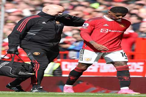 Marcus Rashford hands Man Utd major injury scare as he hobbles off grimacing and goes straight down ..