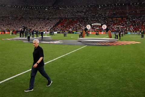 Jose Mourinho hails Roma players after Europa League final loss