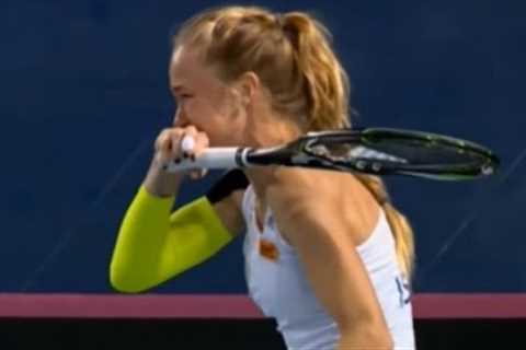 Tennis Player Can''t stop laughing at the opposite player mistake