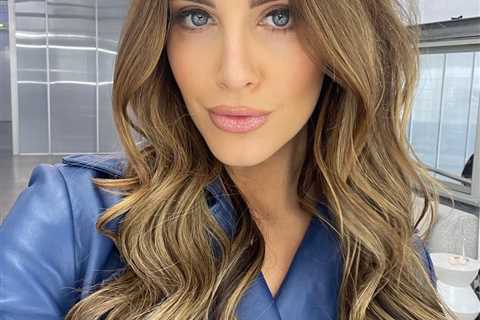 Cricket presenter and ex-Miss Australia leaves fans hot under the collar with ‘gorgeous’ selfie..