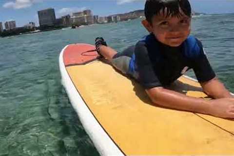 5years old and taking a surf lesson in Hawaii 2023