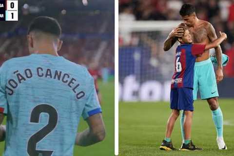 What a gesture! Joao Cancelo gave his Barça debut shirt to a boy who jumped onto the pitch.-E360hubs
