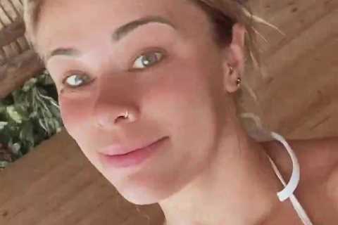 Former UFC and OnlyFans Star Paige VanZant Gets Sweaty in Sauna After Plunging into Icy Cold Bath..