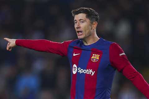 Will Barcelona bench Robert Lewandowski to terminate his contract?