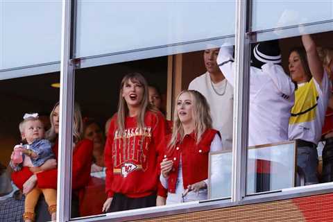 Taylor Swift’s Outfit For New Year’s Eve Game Had Fans Talking