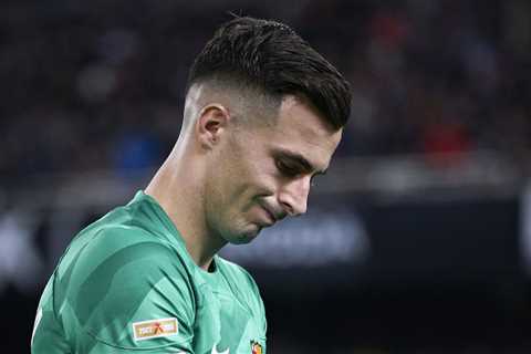 Barcelona goalkeeper Iñaki Peña given internal criticism after Supercup loss