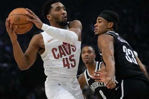 Cavaliers’ Mitchell expected to miss next three games due to knee injury
