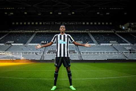 Eddie Howe Reveals Newcastle’s £150M Striker Isak Still Waiting for Contract Talks