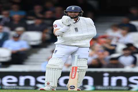 ‘Amazing drama’ – Chris Woakes bats ONE-HANDED with injured arm in sling as Piers Morgan leads..